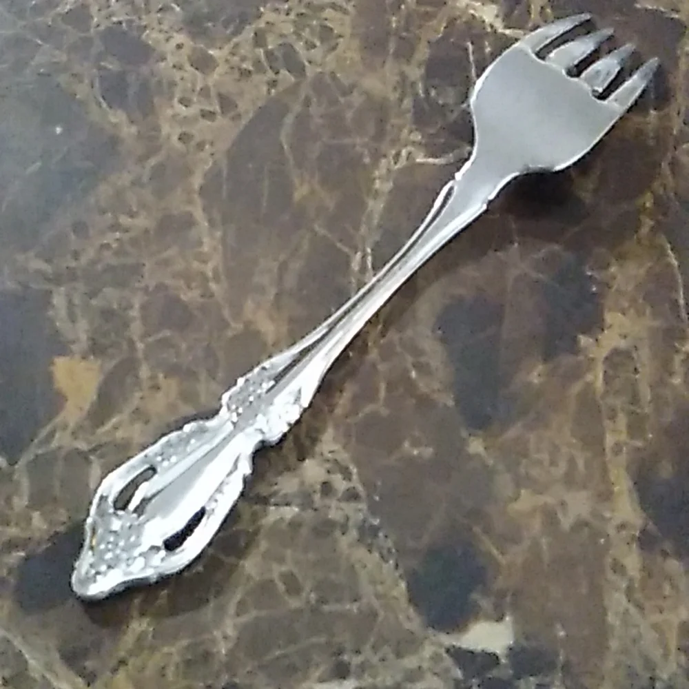 Distinction Deluxe Raphael 1 Salad Fork Glossy Stainless Flatware
